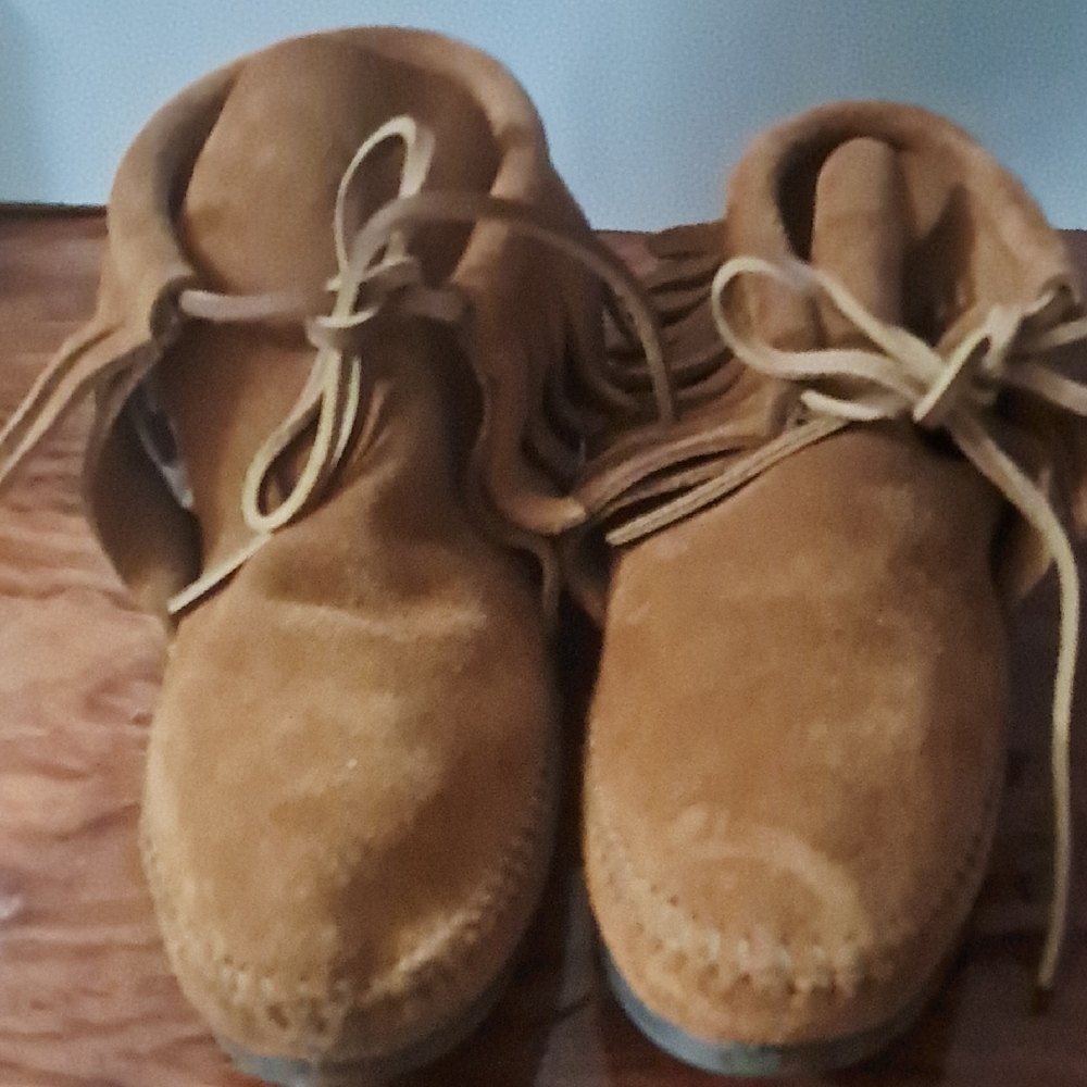 Minnetonka Tan Suede Moccasins Size 7.5